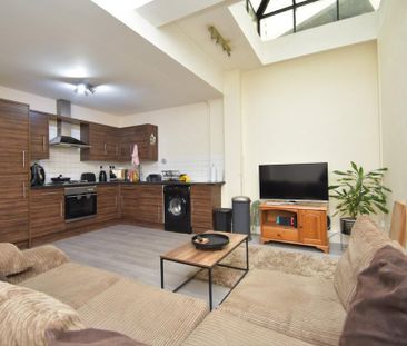 3 bedroom flat to rent - Photo 4