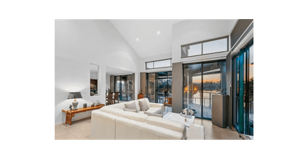 Elegant Waterfront Living in Prime Robina Location - Photo 4