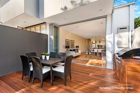 Impressive architect-designed home - Photo 5