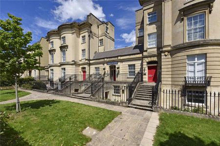 A superbly presented one bedroom lower ground floor apartment in this beautiful Georgian conversion in the centre of Reading. Offered fully furnished and with gated parking. - Photo 4