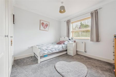 4 bedroom semi-detached house to rent - Photo 4