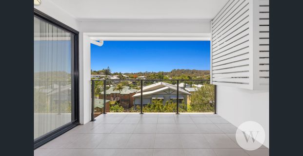 Available 13 Jan - Quiet Top Floor Retreat with Sweeping Views - Photo 1