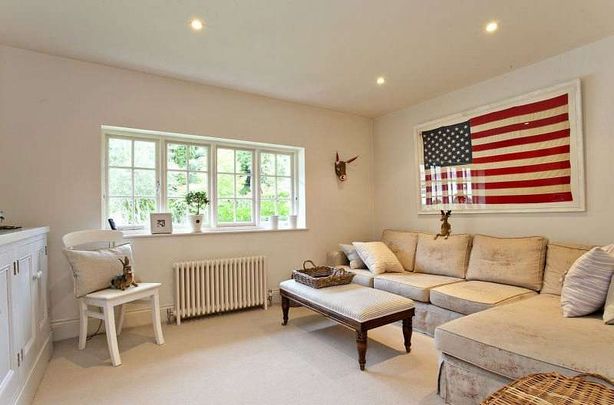 A beautifully presented thatched cottage finished to an exceptionally high standard in a prime area of outstanding natural beauty. - Photo 1