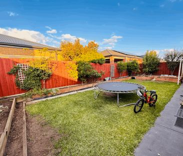 24 Ravenhurst Circuit, Cranbourne North - Photo 2