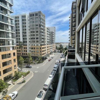 [Fully furnished] Stunning Three Bedroom Apt with 2 Car Space for Lease - Photo 1