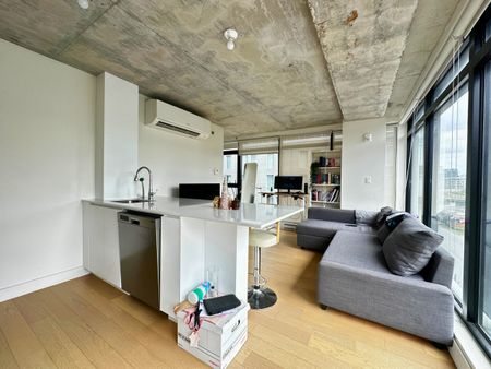 Charmant condo d’une chambre, semi meublé, disponible en location au cœur du centre-ville! - Photo 2