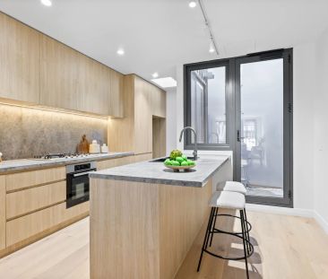 Luxurious living in a prestigious Hotham Hill location - Photo 6