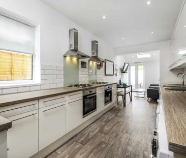 Large, Modern En-Suite Loft Room - Photo 3