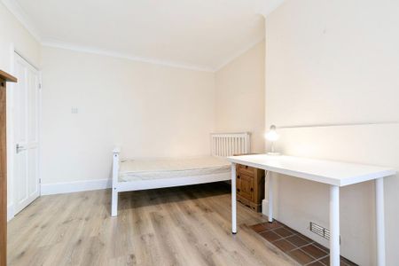 4 bedroom detached house to rent - Photo 4