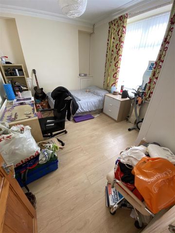 Room For Rent Queen Street, Pontypridd - Photo 3