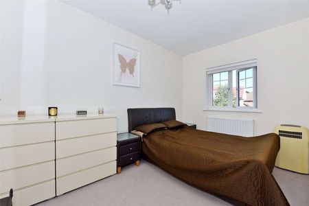 An immaculate four bedroom family home in a sought after peaceful development in Old Windsor. - Photo 2