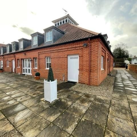2 bedroom mews to rent - Photo 1
