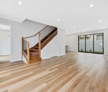 Designer Living in Bayside Locale - Photo 5