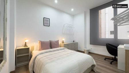 Room in a shared 5-bedroom apartment for rent in el Raval, perfect for professionals and students. - Photo 3