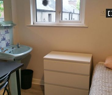 Room to rent in 8-bedroom house in Drumcondra, Dublin - Photo 2