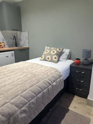 Candover Close, Harmondsworth UB7, London - Photo 1