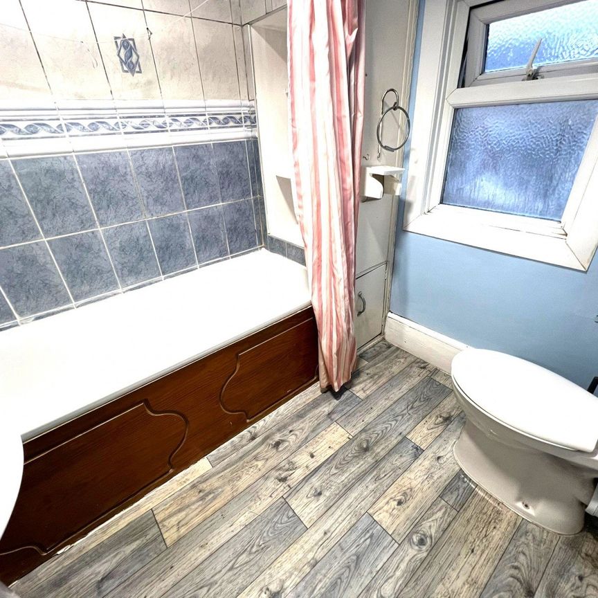 Two bedroom First floor flat close to seven king station- £1900 pcm - Photo 1