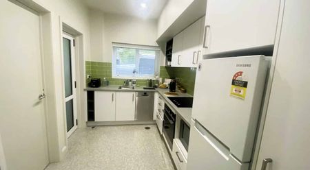 Gem on Oriental! - Photo 4