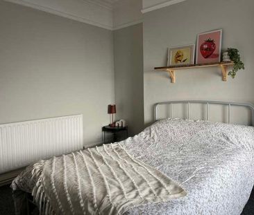 Modern Bed, Bath Student House // Jul, LN5 - Photo 6