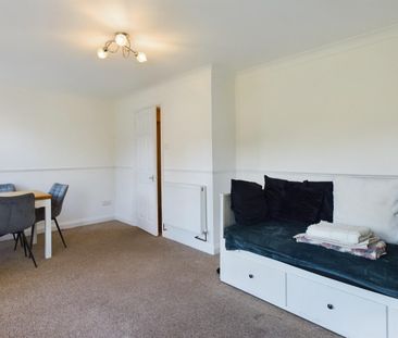 2 bedroom Flat To Let - Photo 5