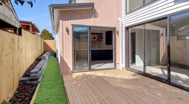 Stunning Townhouse Massey. - Photo 1