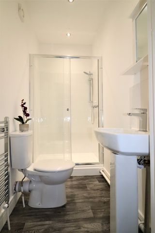 Stunning High Quality En-Suite Rooms - Photo 3