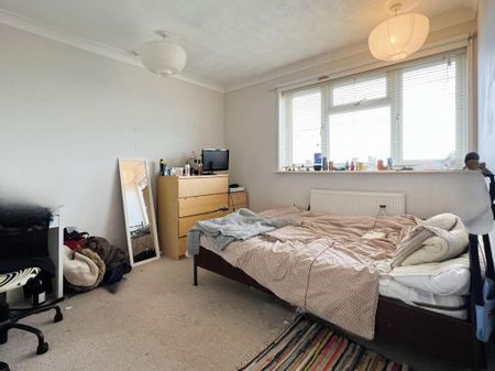 4 bedroom semi-detached house to rent - Photo 3