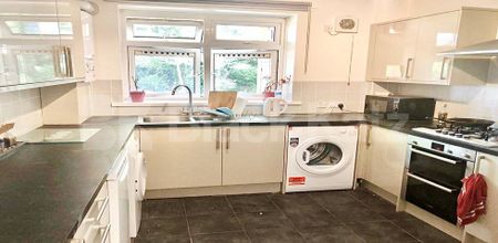 4 double bedroom flat set over two floors with access to a patio garden - Photo 4