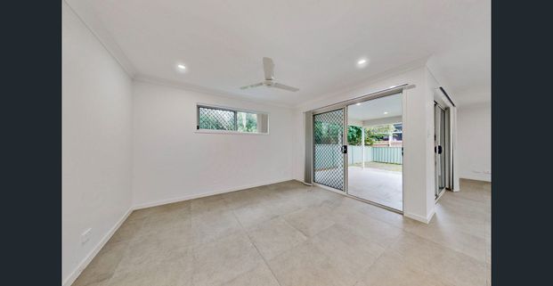 BRIGHT LIGHT & AIRY 4 BEDROOM MODERN HOME - Photo 1