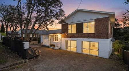 Six Bedrooms - Two Bathrooms - Two Lounges - Plus Kitchenette - Swanson - Photo 2