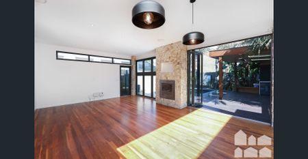 An Entertainers Delight! Extensive Kingsville Living, Pool With Upkeep Included - Photo 2