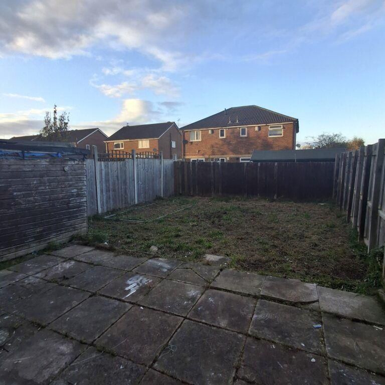 2 bedroom end of terrace house to rent - Photo 1