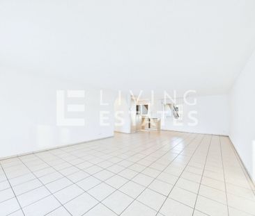 A SPACIOUS LIVING ROOM WITH COMFORT AND VIEW - Foto 3