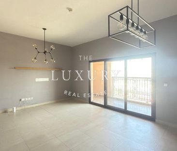 Modern 2BR Plus Storage | Skyline Views | Vacant - Photo 6