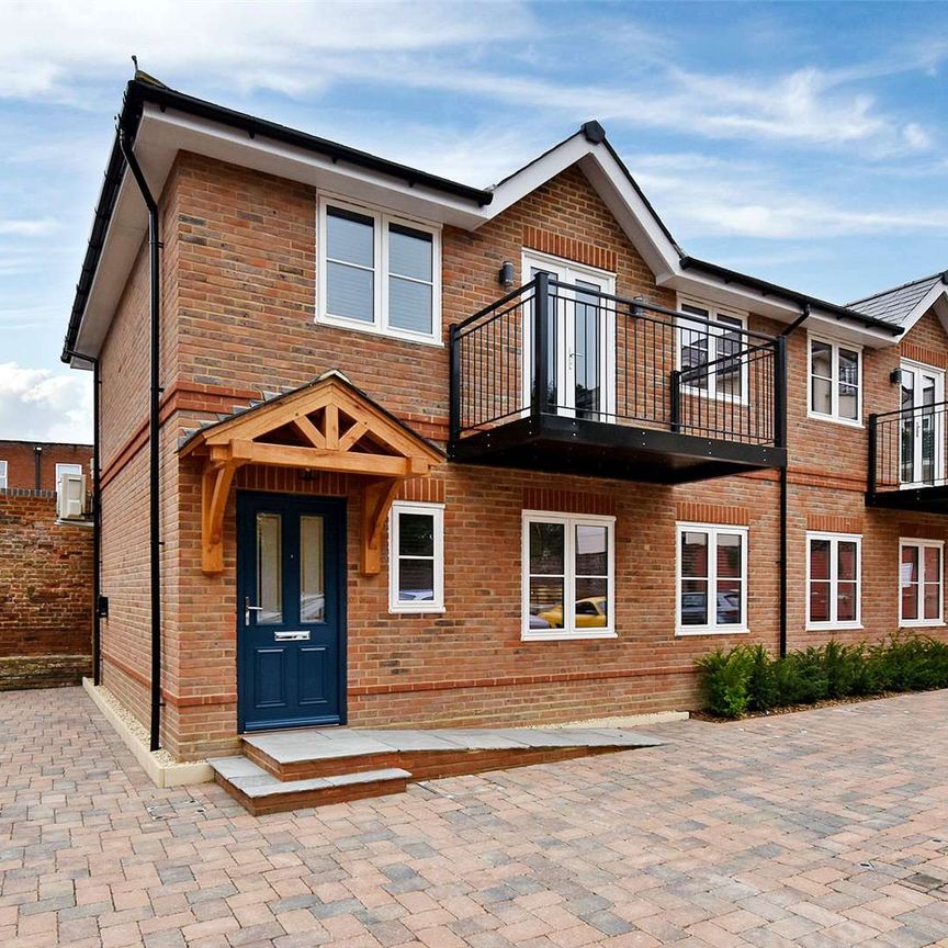 A unique two bedroom semi-detached home located in the heart of Marlow. - Photo 1