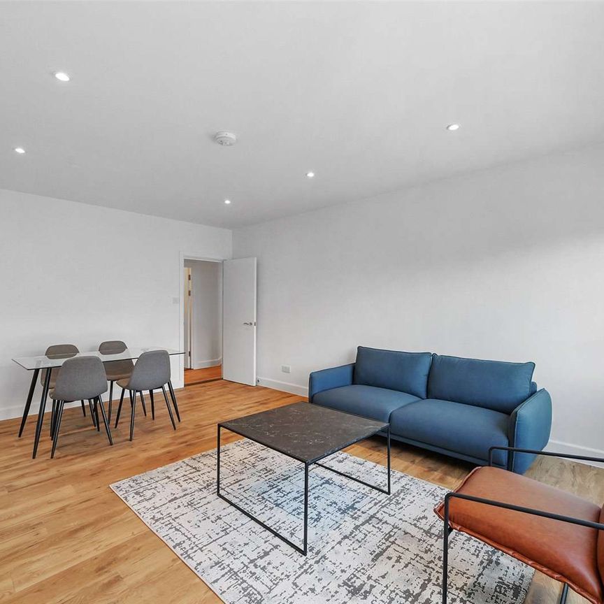 A newly refurbished two bedroom apartment in a convenient City location - Photo 1