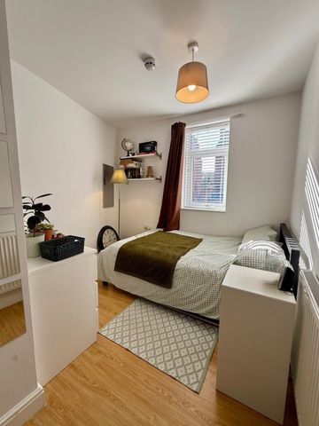4 bed Apartment for Rent - Photo 2