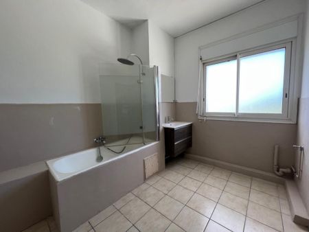Location Appartement 3 pièces 74m² ST DENIS 97400 - Photo 5
