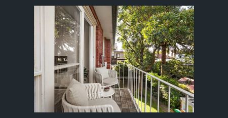 Bright Top-Floor Apartment in Ultra-Convenient Marrickville Location! - Photo 4