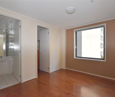 Spacious 3 bedroom & 2 bathroom apartment - Photo 2