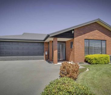 Executive Three Bedroom Family Home in Burnside High School Zone! - Photo 5