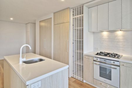 Generously Sized & Ultra Modern Apartment. - Photo 3