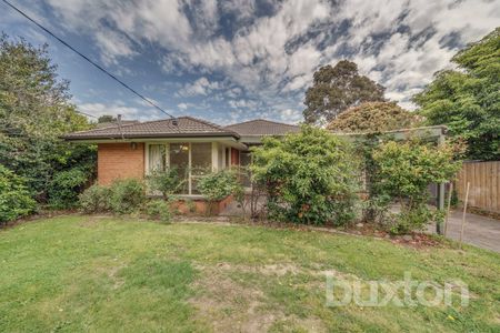 FAMILY HOME LOCATED IN MOUNT WAVERLEY SCHOOL ZONE !! - Photo 4