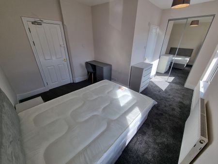 4 Bed Student Accommodation - Photo 3