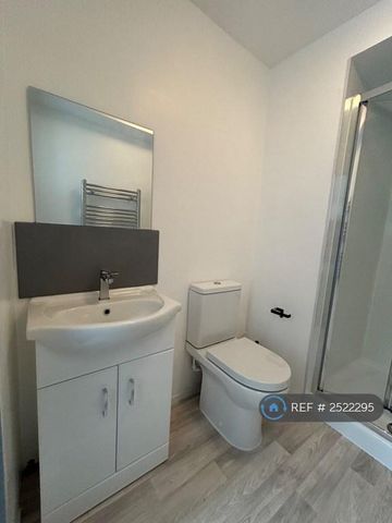 1 bedroom in a house share to rent - Photo 5