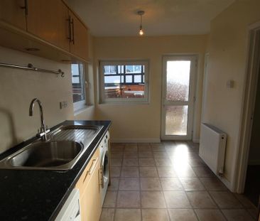 3 bedroom semi-detached house to rent - Photo 3