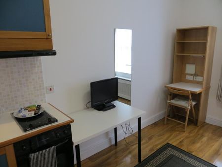 Flat 111 Fulham Palace Road, Fulham W6 9HH - Photo 3