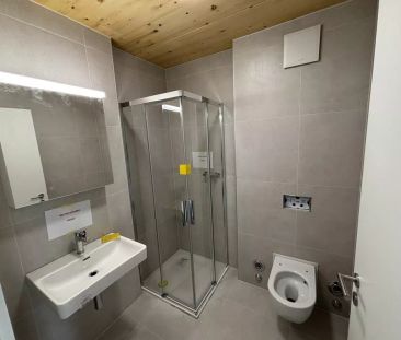 Grand studio neuf, idéalement situé - Photo 4