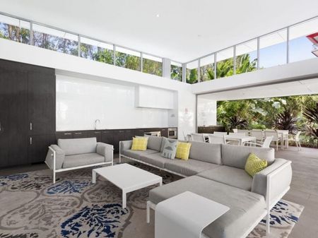 Elevated Coastal Living: Spacious 3rd-Floor Apartment with Resort-Style Facilities - Photo 3