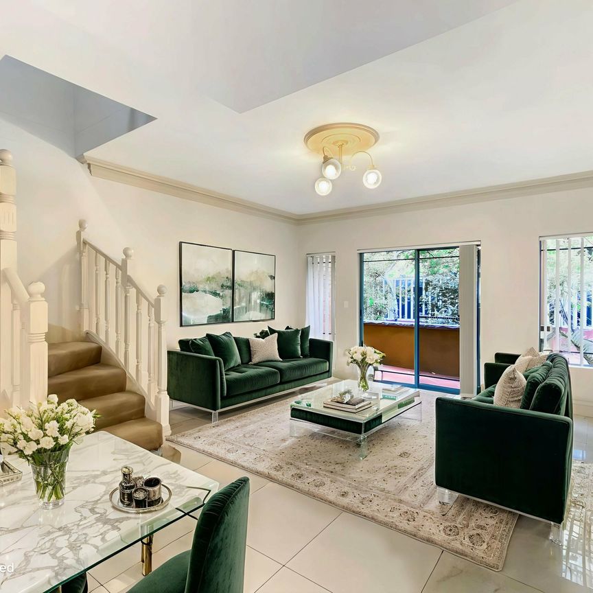 Split Level 2 Bedroom Unit! - Photo 1